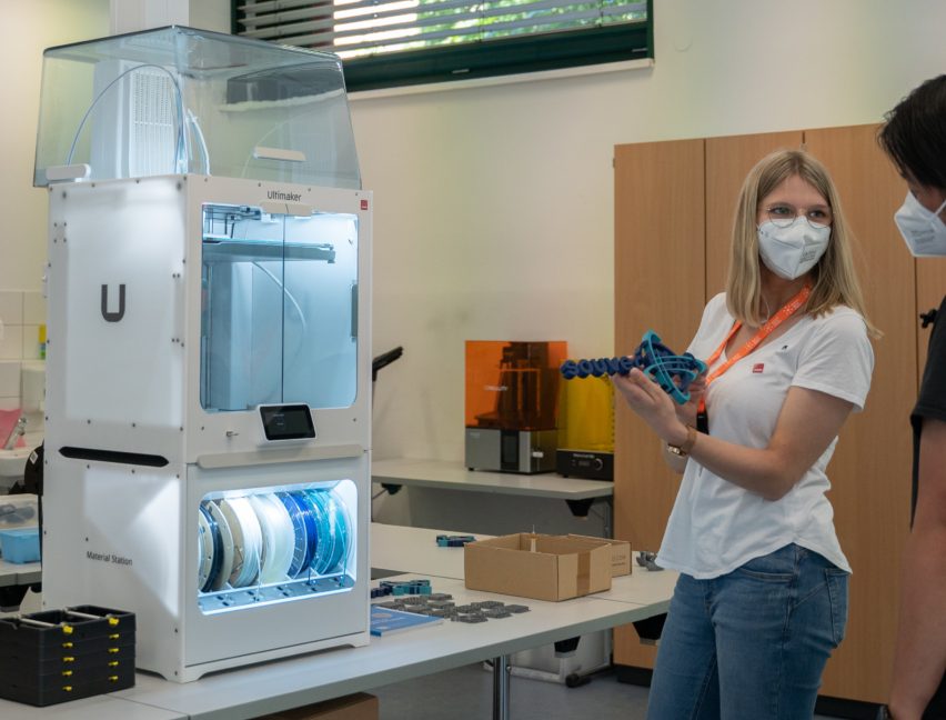 DigiLab-Mitarbeiterin erklärt Besucherin 3D-Drucker