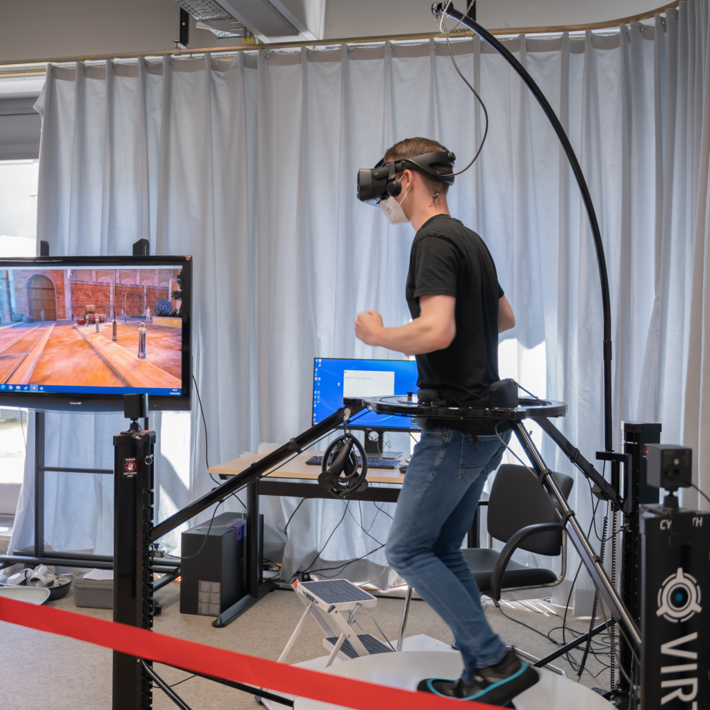 Person läuft im VR-Laufstall